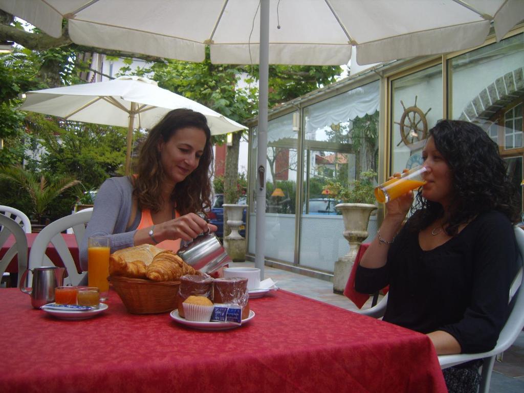 Logis Hotel & Restaurant Bergeret Sport Hendaye Exterior foto